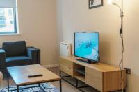 TV a/nebo společenská místnost v ubytování Spacious 2 Bed Apartment in Manchester Centre