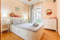 Posteľ alebo postele v izbe v ubytovaní Athens Strawberry Hideaway - City Chic Retreat