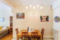 Posteľ alebo postele v izbe v ubytovaní Athens Strawberry Hideaway - City Chic Retreat
