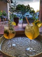 zwei Cocktails auf einem Tablett auf einem Tisch in der Unterkunft HOTEL et APPARTEMENTS DOMAINE DES CLOS - Teritoria in Beaucaire