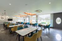 Una televisión o centro de entretenimiento en Laxmi Devi Poddar Seva Sadan