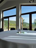 Una mesa en una habitación con vistas a la montaña en Tekeres-patak Fogadó, en Pálosvörösmart