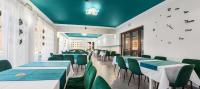 un comedor con mesas verdes y sillas verdes en Pensiune Domeniul Stanca, en Vatra Dornei