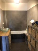 a bathroom with a sink and a bath tub at Maison de ville avec jardin centre Montfort l&#39;Amaury in Montfort-lʼAmaury