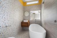 La salle de bains est pourvue de toilettes blanches et d&#39;un miroir. dans l&#39;établissement Jardin Chic, à Fort-de-France