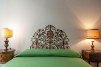 Posteľ alebo postele v izbe v ubytovaní Aurora's, Renaissance Suite, Historic Apartment, pivot location, few walks from all, AC bedroom