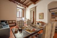 Posedenie v ubytovaní Aurora's, Renaissance Suite, Historic Apartment, pivot location, few walks from all, AC bedroom