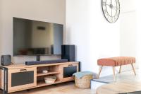 Televízia a/alebo spoločenská miestnosť v ubytovaní Superbe maison de vacances avec piscine chauffée et bain nordique - 8 pers