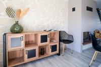 Kuchyňa alebo kuchynka v ubytovaní Superbe maison de vacances avec piscine chauffée et bain nordique - 8 pers