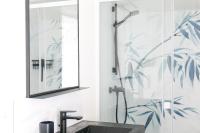 Kúpeľňa v ubytovaní Superbe maison de vacances avec piscine chauffée et bain nordique - 8 pers