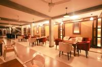 Un restaurante con mesas y sillas en una sala. en Aramya river front boutique hotel, en Kitulgala