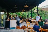 un gruppo di persone seduti al ristorante di EcoHotel Casa Maria Parda a Cocorná