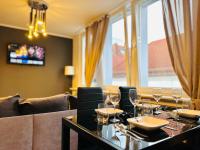 Un comedor con una mesa con copas de vino encima. en Keli Apartments Zentrum Oldenburg, en Oldenburg