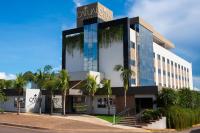 Un edificio con palmeras delante. en Catuai Hotel Cacoal, en Cacoal