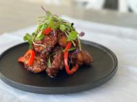 un plato negro con comida en una mesa en International Hotel Wagga Wagga, en Wagga Wagga