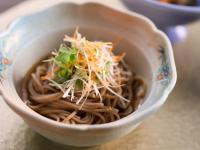 旅館の敷地内または近くでの食事または食べ物