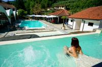Basen w obiekcie Hotel Lago Bin lub w pobliżu
