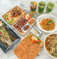 กิจตรงวิลล์ รีสอร์ท Kittrongvill في أوبون راتشاثاني: طاولة بها أطباق طعام وأوعية طعام