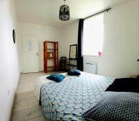 Łóżko lub łóżka w pokoju w obiekcie Manoir de kerozet - Chambres chez l'habitant - 3 chiens