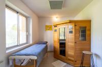 Kuchnia lub aneks kuchenny w obiekcie Gite Piscine et Jacuzzi intérieurs
