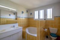 Łazienka w obiekcie Gite Piscine et Jacuzzi intérieurs