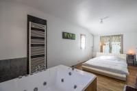 Łóżko lub łóżka w pokoju w obiekcie Gite Piscine et Jacuzzi intérieurs