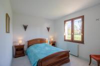 Łóżko lub łóżka w pokoju w obiekcie Gite Piscine et Jacuzzi intérieurs
