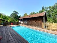 Basen w obiekcie Authentique villa du XIX e siècle avec piscine lub w pobliżu