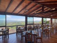 Un restaurante con mesas y sillas con vistas. en Hotel Belvedere, en Alice Bel Colle