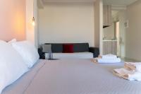 Posteľ alebo postele v izbe v ubytovaní Levanda Luxury Studios Apartments