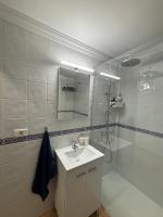 Koupelna v ubytování APARTAMENT SARDINA NEAR THE BEACH WITH POOL AND WIFI e