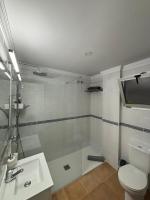 Koupelna v ubytování APARTAMENT SARDINA NEAR THE BEACH WITH POOL AND WIFI e