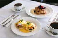 een tafel met borden eten en kopjes koffie bij Duntryleague in Orange