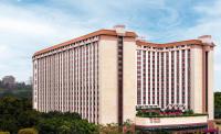un edificio grande con muchas ventanas en China Hotel Guangzhou - Subway direct to Pazhou Exhibition Center, Free shuttle during Canton Fair &amp; Exhibitor registration Counter, en Guangzhou