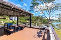 eine Terrasse mit Tischen und Stühlen und Flussblick in der Unterkunft Biệt Thự Lan Anh Đà Lạt in Da Lat
