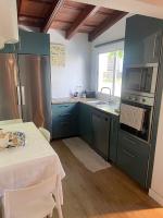 A kitchen or kitchenette at Casa independiente con piscina y pista deportiva privadas