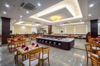 Un restaurante con mesas y sillas y un buffet. en The HUB Hotel - Airport, en Ho Chi Minh