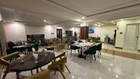 een restaurant met tafels en stoelen in een kamer bij Qayam Skardu in Skardu