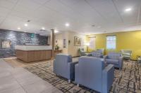 una sala de espera en un hospital con sillas y un mostrador en Quality Inn &amp; Suites Windsor - Downtown, en Windsor