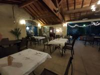 Restaurace v ubytování Hôtel Restaurant L'Art des Mets by Côté Jardin