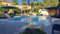 Basen w obiekcie VILLA PALMIER avec PISCINE CHAUFFÉE PRIVÉE proche D'UZES ET ANDUZE lub w pobliżu