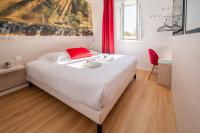 Łóżko lub łóżka w pokoju w obiekcie Hôtel de la Mairie