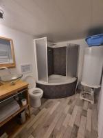 Ein Badezimmer in der Unterkunft Le Guichard - Wifi - Parking - Terrasse