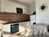 Kuchnia lub aneks kuchenny w obiekcie T1 rénové avec balcon, clim, wifi, à Balaruc-les-Bains - FR-1-553-220