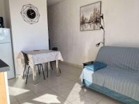 Część wypoczynkowa w obiekcie T1 rénové avec balcon, clim, wifi, à Balaruc-les-Bains - FR-1-553-220