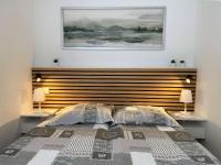 Łóżko lub łóżka w pokoju w obiekcie T1 rénové avec balcon, clim, wifi, à Balaruc-les-Bains - FR-1-553-220