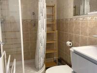 Łazienka w obiekcie T1 rénové avec balcon, clim, wifi, à Balaruc-les-Bains - FR-1-553-220
