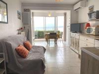 Kuchyňa alebo kuchynka v ubytovaní Charmant T1 avec climatisation, WIFI, parking à Balaruc-les-Bains - FR-1-553-218