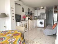Kuchyňa alebo kuchynka v ubytovaní Charmant T1 avec climatisation, WIFI, parking à Balaruc-les-Bains - FR-1-553-218