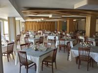 ビリャカリリョにあるHotel Sierra Las Villasの白いテーブルと椅子のあるダイニングルーム